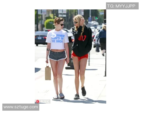 时尚与运动结合足球明星运动拖鞋的魅力与风采展示